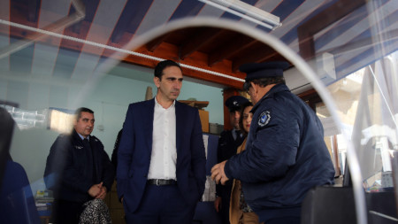 Кипърският здравен министър Константинос Йоану инспектира контролен пункт между двете части на Кипър.