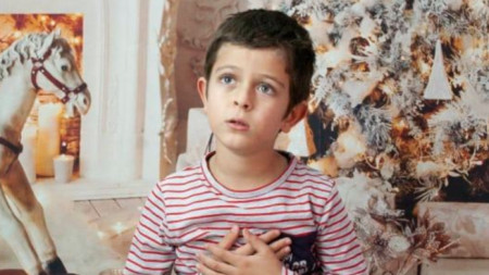 „Българската Коледа“ подпомага 8-годишния Слави от Смолян