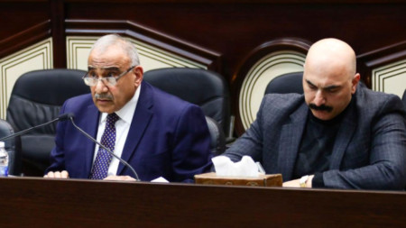 Адел Абдул-Махди (в ляво) - премиер на Ирак