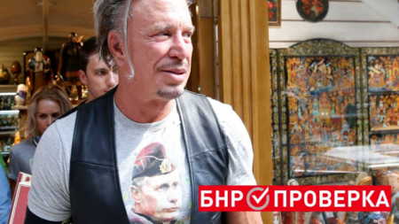 Мики Рурк носи тениска с лика на Владимир Путин, но през август 2014 г. в Москва, когато имаше друго отношение към президента на Русия.
