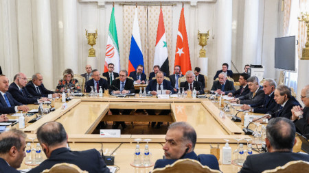 Руският външен министър Сергей Лавров (в центъра, втори отдясно наляво) ръководи среща с външните министри на Сирия, Турция и Иран в Москва, 10 май 2023 г. 