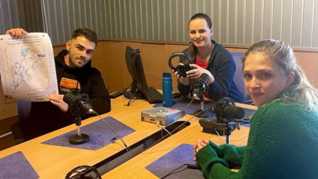 Калина Димитрова (вдясно) и Sergie в радиостудиото 