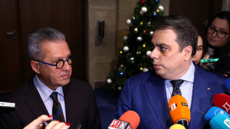Брифинг на министъра на финансите Асен Василев и на председателя на Комисията по бюджет и финанси Йордан Цонев (вляво) в НС - 6 декември 2023 г.