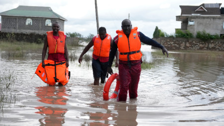 Служители на Кенийския Червен кръст помагат на пострадали от наводненията, 22 април 2024 г.
