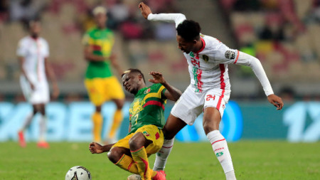Футболистите на Мали (в жълто-зелени екипи) победиха с 2:0 Мавритания.