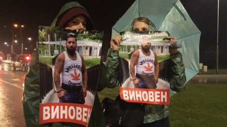 Участници в протеста в Габрово в петък вечерта.