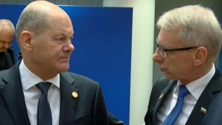 Канцлерът на Германия Олаф Шолц (вляво) и министър-председателят на България Николай Денков - Брюксел, 1 февруари 2023