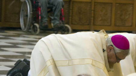 Архиепископ Франсиско Хавиер Мартинес проснат на колене пред главния олтар иска прошка след сигналите за сексуални злоупотреби, извършени свещеници от неговата епархия Гранада, Испания, ноември 2014 г.