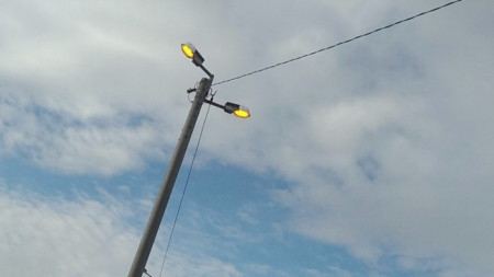 уличните лампи, заснети от нашия слушател по пътя за село Дъбрава в 15 часа и 20 минути 