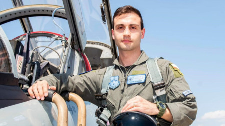 Няколко български военни пилота ще посрещнат Празника на Българската армия