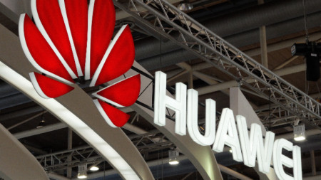 Лого на китайската компания „Хуавей“ на технологичното изложение CeBit в Хановер, Германия, през 2012 г.