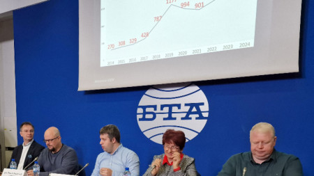 Отляво надясно - доц. Росен Калпачки, председателят на Българското дружество по инсулт д-р Филип Алексиев, неврологът в Клиниката по неврология в УМБАЛ „Св. Анна“ д-р Емилиян Гулев, председателят на Асоциацията за инсулт и афазия Дорина Добрева и зам.-председателят на Асоциацията за инсулт и афазия д-р Георги Георгиев. 