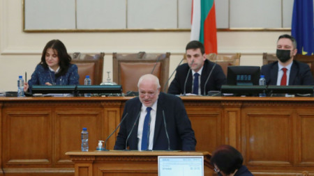 Служебният министър на културата проф. Владислав Минеков говори от трибуната на Народното събрание.