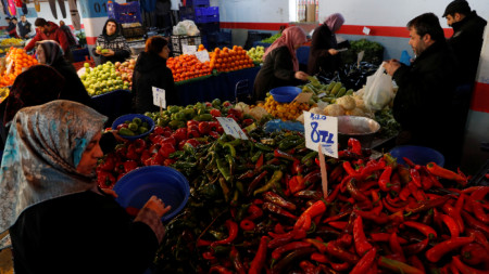 На голям интерес се радват новооткритите държавни пунктове за продажба на плодове и зеленчуци в Анкара и в Истанбул.