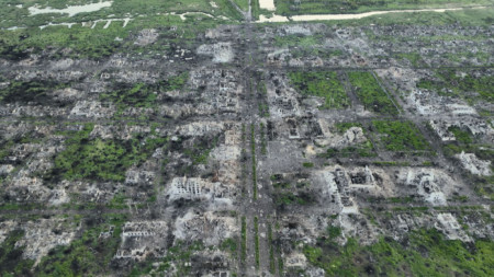 Изравнени със земята жилищни сгради след боеве в Маринка, 11 май 2023 г.