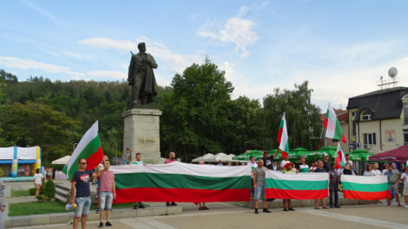 Пред сградата на Община Благоевград се събраха недоволни граждани