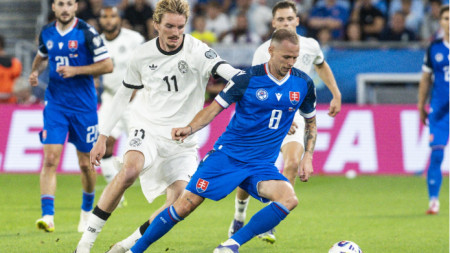 Словакия (в сини екипи) победи с 2:0 Германия на старта, но днес ще има тежка задача в Лайпциг.