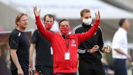 Хорст Хелд (в червено) протестира срещу тройната смяна на Майнц.