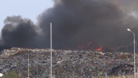 Кадър от БНТ показва сметището на Русе след пламването на пожара в събота.