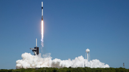 Ракета Falcon 9, носеща космическия кораб Crew Dragon, се отправя към Международната космическа станция, 8 април 2022 г.