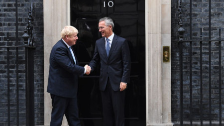 Великобритания обяви, че замразява военния износ за Турция в деня, когато шефът на НАТО Йенс Столтенберг разговаря в Лондон с британския премиер Борис Джонсън.