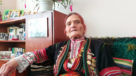 Кера Станкова в дома ѝ в Момчилград