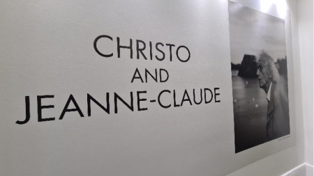 Самостоятелна ретроспективна изложба на Кристо и Жан-Клод, която е посветена на проекта “Опаковането на Триумфалната арка” в Париж