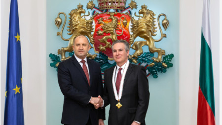 Президетът Румен Радев (вляво) и посланикът на Кралство Испания в България Алехандро Поланко Мата 