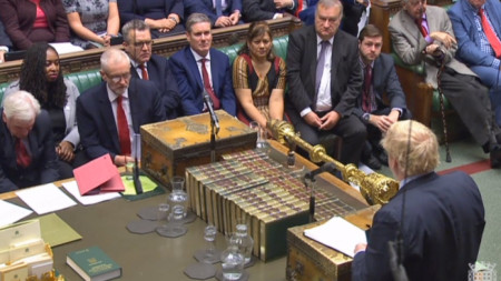 Джереми Корбин и Борис Джонсън в британския парламент.