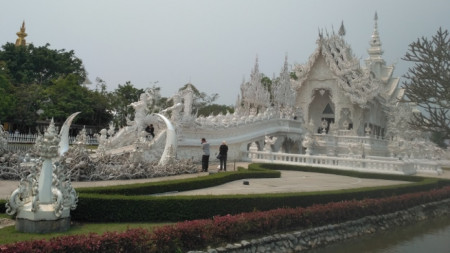 Белият храм в Чианг Рай е като кадър от „Замръзналото кралство“