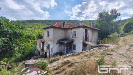 Къщата, обитавана от двамата братя.