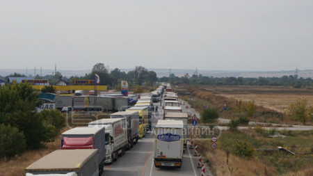 Недоволни от ситуацията на граничния пункт на Дунав мост 2