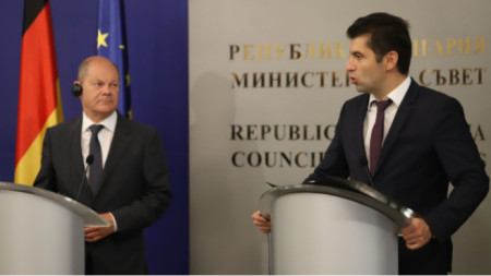 Olaf Scholz  (L) and Kiril Petkov at the press conference in Sofia