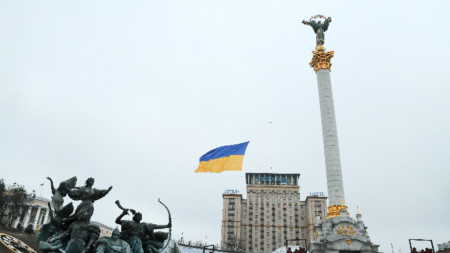 Дрон носи национално знаме над площада на независимостта в Киев, Украйна, 16 февруари 2022 г. Украинците празнуват Деня на единството. 