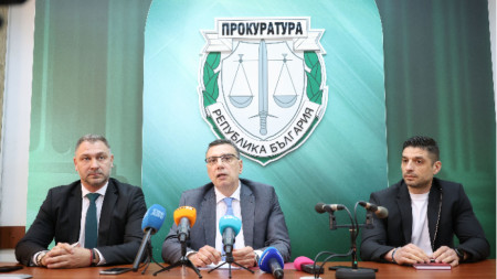 Старши комисар Боян Раев (вляво).