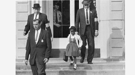 Руби Бриджис се превърна в символ на първия ден официалното въвеждане на десегрегацията в САЩ през 1960 година.