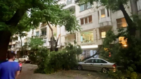 Силна буря връхлетя Пловдив към 20 часа снощи Близо половин час