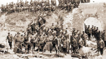 Офицери и войници от Втора българска армия в превзетата Одринска крепост