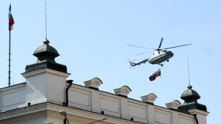 Тази година няма да има хеликоптер, от който да се спуска българското знаме на парада на 6 май.