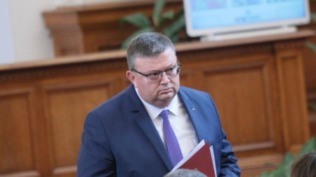 Главният прокурор Сотир Цацаров съобщи новината за забраната на изслушване в парламента.