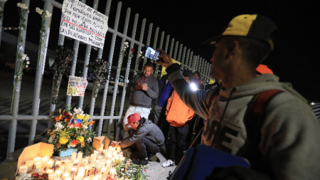 Бдение в памет на жертвите от пожара пред Националния институт по миграция (INM) в Сиудад Хуарес, щата Чихуахуа, Мексико, 28 март 2023 г.