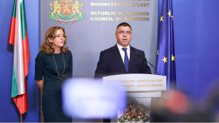 Ministri në detyrë i punëve të brendshme Atanas Illkov dhe zëvendësministrja e punëve të jashtme Elena Shekerletova në një konferencë në ndërtesën e Këshillit të Ministrave sot, 2 tetor 2024