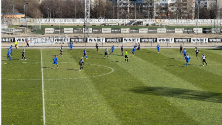 Локомотив (в черно-бели екипи) спечели с 2:1 срещу Марица.