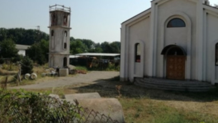 Църквата се ремонтира с пари от общината и дарения
