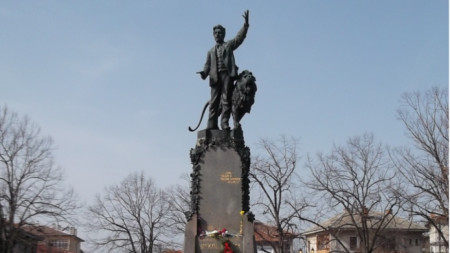 Пметник на Левски в Карлово