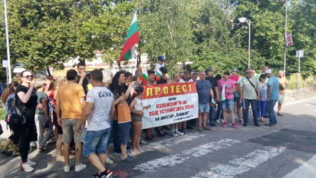 Жители на Кърджали блокираха за час основен булевард по който
