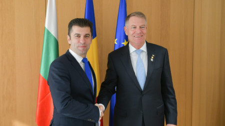 Министър-председателят на България Кирил Петков (вляво) и президентът на Румъния Клаус Йоханис
