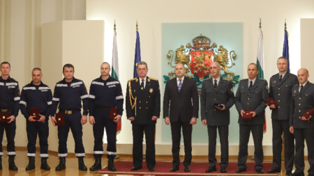 Президентът Румен Радев удостои с държавни отличия огнеборци участвали в