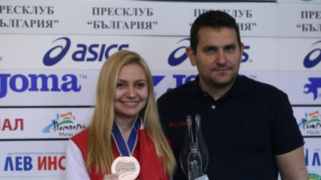 Йоана Илиева показва отличията си. До нея е треньорът Ивайло Воденов.