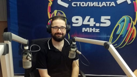 Журналистът Георги Славов се занимава с преглед на международния печат